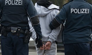 Der junge Mann wehrte sich heftig gegen die Beamten. - Symbolbild: dpa Der junge Mann wehrte sich heftig gegen die Beamten. - Symbolbild: dpa