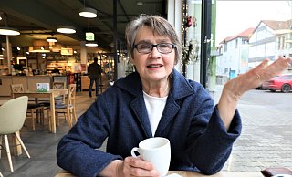 Anne Rehrmann im Gespräch bei einem Milchkaffee im Bioladen in Warburg. - Simone Flörke