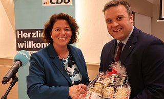 Kerstin Vieregge (links) wird von Lars Brakhage mit Spezialitäten reich beschenkt. - CDU Lippe