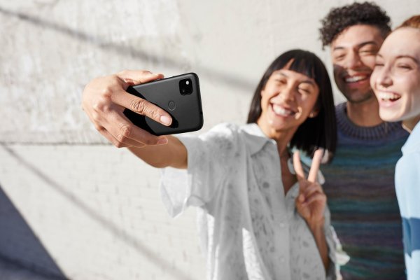 Selfie-Kamera im Google Pixel 4a - © Foto: Google/dpa-tmn
