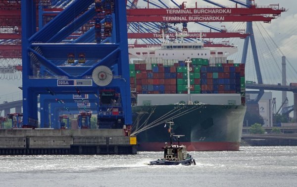Schiffe im Hamburger Hafen - © Foto: Jonas Klüter/dpa/Symbolbild