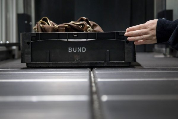 «Airport Tray Aesthetic» nennt sich ein neuer Social-Media-Trend. Die Handgepäckstücke werden dabei stilvoll in der Sicherheitswanne drapiert - was für Stillstand und Unmut an der Sicherheitskontrolle sorgt. - © Christin Klose/dpa-tmn