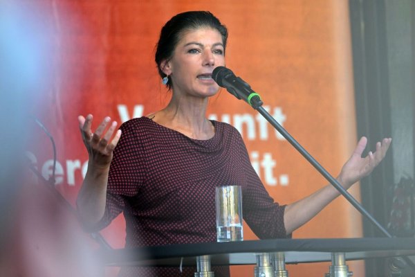 BSW-Chefin Sahra Wagenknecht zeigt sich offen für ein Gespräch mit Brandenburgs Ministerpräsident Dietmar Woidke. (Archivbild) - © Michael Bahlo/dpa