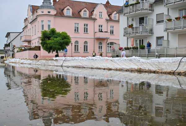 Erste Straßen sind in Eisenhüttenstadt überflutet. Die Stadt muss sich auf weiter steigende Wasserstände einstellen. - © Patrick Pleul/dpa