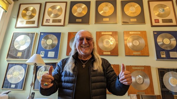 Uriah-Heep-Gitarrist Mick Box will ein letztes Mal mit Uriah Heep auf Welttournee gehen - © Philip Dethlefs/dpa