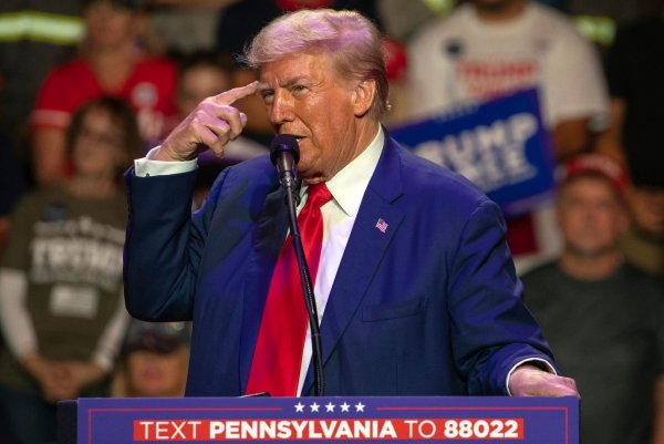 Trump warnt: Wer sein Produkt nicht in den USA herstellt, muss hohe Zölle zahlen. (Archivbild) - © Rebecca Droke/AP/dpa