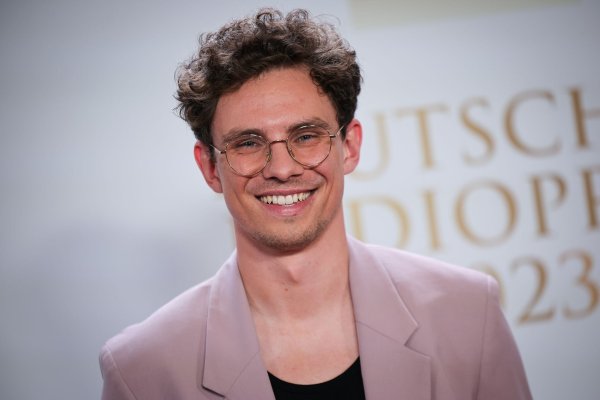 Sänger Kamrad liebt das Popstar- und Kleinstadtleben. - © Christian Charisius/dpa