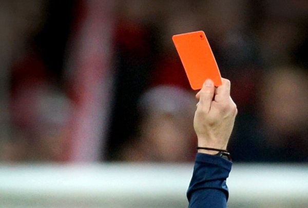 Sozialstunden für Papa: Er hatte laut Gericht den Fußballtrainer des eigenen Sohnes verprügelt. (Symbolfoto) - © Patrick Seeger/dpa