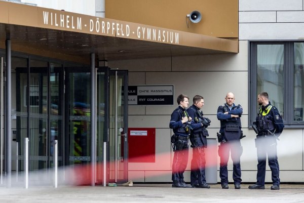 Urteil: Messerattacke auf Mitschüler war dreifacher Mordversuch - © Christoph Reichwein/dpa