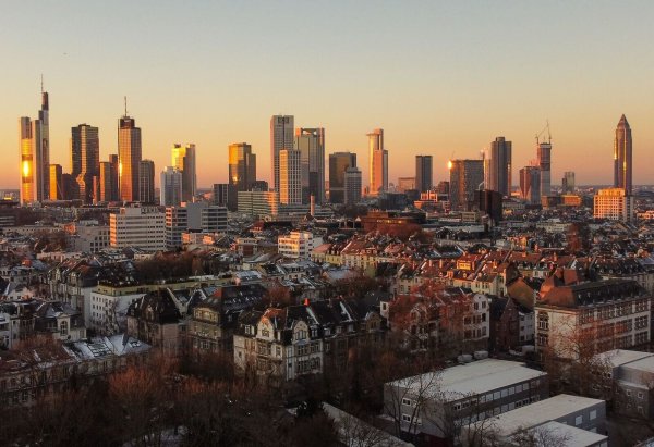 Das Risiko für eine Immobilienblase in Frankfurt ist nach Einschätzung der Schweizer Bank UBS gesunken (Archivbild). - © Boris Roessler/dpa