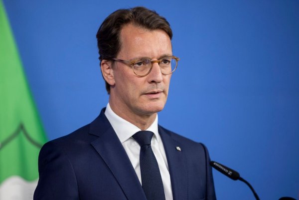 NRW-Ministerpräsident Hendrik Wüst will Freitag zwei Initiativen zu Migration und Sicherheit in den Bundesrat einbringen. (Archivbild) - © Thomas Banneyer/dpa