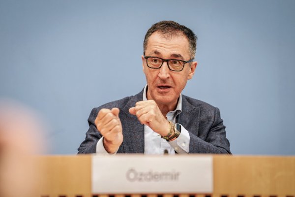 Bundeslandwirtschaftsminister Özdemir stellt den Ernährungsreport 2024 vor. - © Kay Nietfeld/dpa