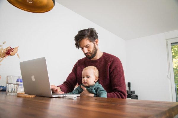 «Teamwork» im Homeoffice? Schließt die Kita ungeplant, stehen berufstätige Eltern vor der Frage, wie sie nun die Kinderbetreuung organisieren. - © Christin Klose/dpa-tmn