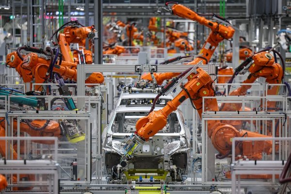 Der Absatz von Industrierobotern ist weiterhin hoch - im vergangenen Jahr aber leicht zurückgegangen. (Symbolbild) - © Jan Woitas/dpa