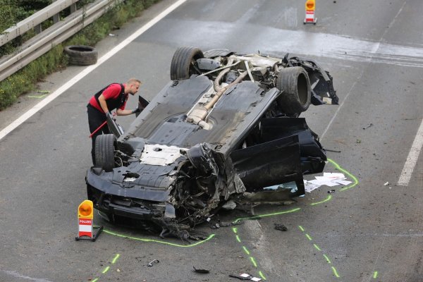 Nach einem Unfall auf der Autobahn 2 zwischen Bielefeld und Herford liegt das demolierte Fahrzeug auf dem Dach. - © Christian Müller/Westfalennews/dpa