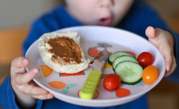 Für Kinder muss vegetarische Ernährung besonders gut gemacht sein, sagen Fachleute. - © Hendrik Schmidt/dpa