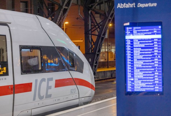 Ab Mitte Oktober können Bahnreisende ihre Tickets ein Jahr im Voraus buchen. (Archivbild) - © Thomas Banneyer/dpa