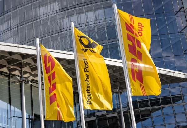 Die DHL Group hat weltweit rund 600.000 Mitarbeiterinnen und Mitarbeiter. - © Thomas Banneyer/dpa