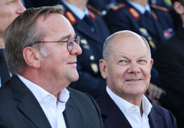 Laut einer Umfrage will eine große Mehrheit der Bundesbürger, dass Kanzler Scholz (rechts) zugunsten seines Verteidigungsministers Pistorius (links) auf eine erneute Kanzlerkandidatur verzichtet. (Archivbild) - © Christian Charisius/dpa