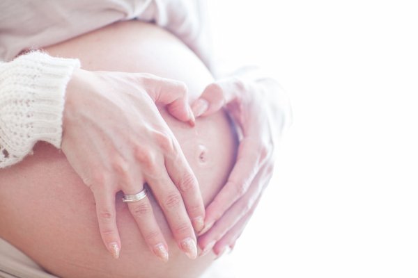 Belasten die Schwangere Sorgen und Ängste muss die Baby-Shower-Party nicht unbedingt ausfallen, aber die Freundinnen sollten sensibel darauf reagieren. - © Christin Klose/dpa-tmn