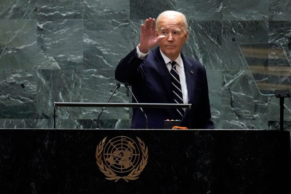 «Es gibt Dinge, die wichtiger sind, als an der Macht zu bleiben», sagt US-Präsident Joe Biden in New York. - © Richard Drew/AP