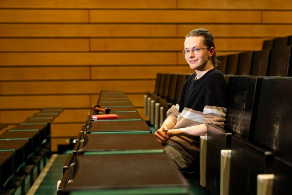 Gabriel Backer, Student der Hebammenwissenschaft an der Medizinischen Hochschule Hannover. Vor ihm liegt ein Pinard-Rohr zum Abhören von fetalen Herztönen. - © Michael Matthey/dpa
