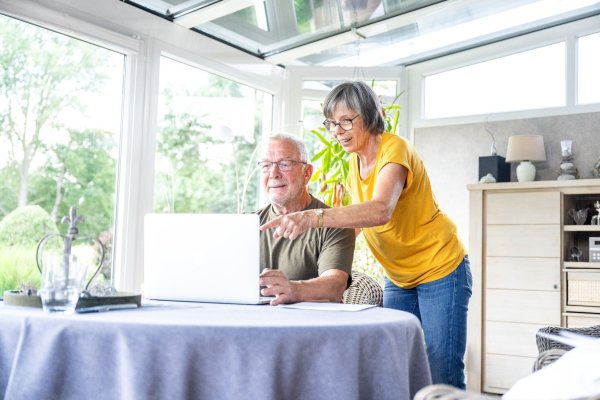 Vor der Suche nach alten Bekannten sollte man den Anbieter vor Vertragsabschluss überprüfen, um möglichen Abo-Fallen auszuweichen. - © Benjamin Nolte/dpa-tmn/dpa