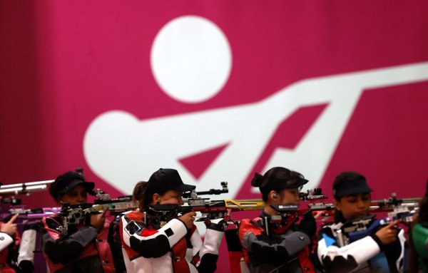 Elavenil Valarivan (l) aus Indien und Jolyn Beer (2.v.l.) aus Deutschland in Aktion. - © Oliver Weiken/dpa/Archivbild