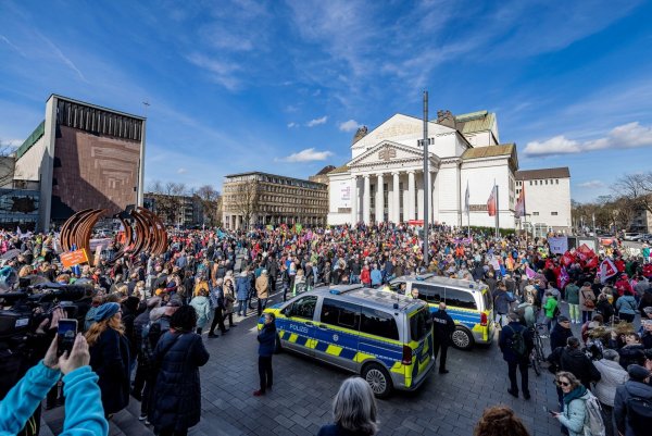 Tausende Menschen demonstrieren vor dem Theater der Stadt Duisburg gegen die AfD. - © Christoph Reichwein/dpa