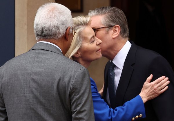 Fünf Jahre nach dem Brexit kommen sich die EU und Großbritannien wieder näher. - © Henry Nicholls/Pool AFP/AP/dpa