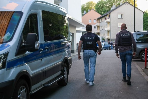 Nach dem Angriff eines Mannes auf mindestens fünf Menschen in Bielefeld gibt es einen SEK-Einsatz im Zusammenhang mit der Tat - © Tim Oelbermann/dpa
