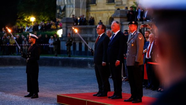 Ministerpräsident Stephan Weil wird feierlich verabschiedet. - © Moritz Frankenberg/dpa