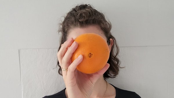 Mara kann keine Orangen essen und nicht einmal Orangensaft mit Fruchtfleisch trinken. Reiner Saft ist für sie aber kein Problem. - © Privat/dpa