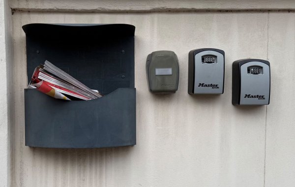 Spanien hat die Löschung von mehr als 65.000 Airbnb-Anzeigen angeordnet. Sie würden gegen gesetzliche Vorschriften verstoßen. - © Christoph Sator/dpa