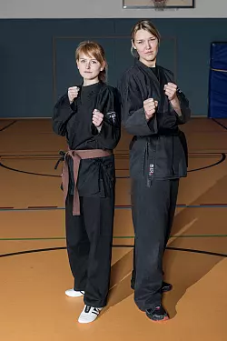 Das gibt es auch: Feng Huang Kempo, hier Denise Kapelle (links) und Anuschka Lehmann, verbindet das Beste und Effektivste aus verschiedenen traditionellen Kampfkünsten. - © Privat