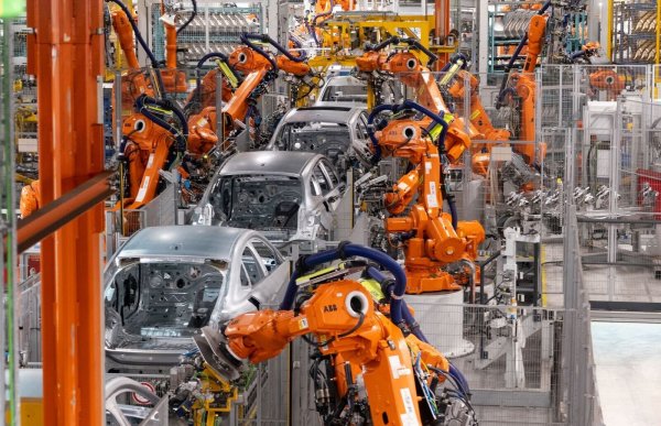 Schwächere Nachfrage und schrumpfende Umsätze - Die Krise in der Autoindustrie lässt sich auch an den Wirtschaftsdaten der Branche für das erste Halbjahr ablesen. (Foto Archiv) - © Daniel Josling/dpa