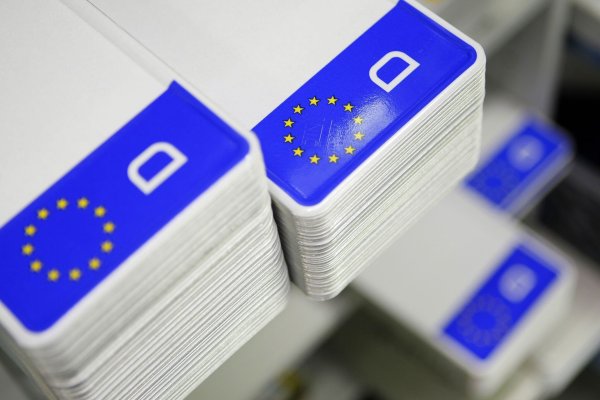 Bald könnten auch mittelgroße Städte eigene Kfz-Kennzeichen bekommen - jedenfalls nach dem Willen einer Initiative (Illustration). - © David-Wolfgang Ebener/dpa