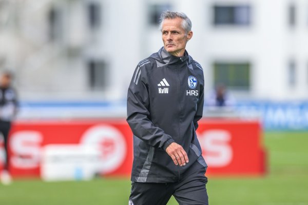 Auftakt auf Schalke: Kees van Wonderen hat sein erstes Training in Gelsenkirchen geleitet. - © Tim Rehbein/dpa