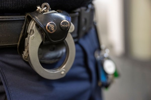 Ein 37-Jähriger sitzt wegen des Verdachts des schweren sexuellen Missbrauchs in U-Haft. - © Peter Kneffel/dpa
