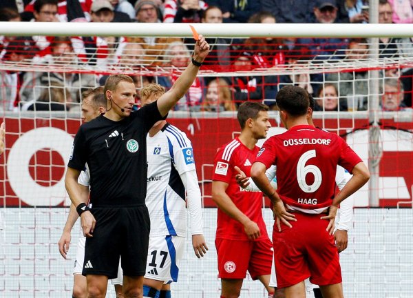 Haag hatte gegen den HSV einen Platzverweis kassiert. - © Roland Weihrauch/dpa
