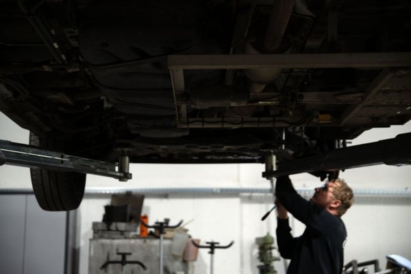 Wegen Ersatzteilpreise beim Auto könnten sich auch die Versicherungsprämien von Autohaltern erhöhen (Archivfoto). - © Pia Bayer/dpa