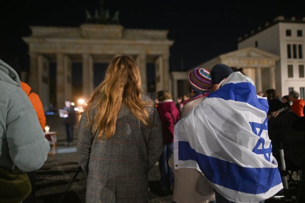 In Berlin begann das Gedenken an die Opfer des Überfalls bereits am frühen Morgen am Brandenburger Tor. - © Sebastian Christoph Gollnow/dpa