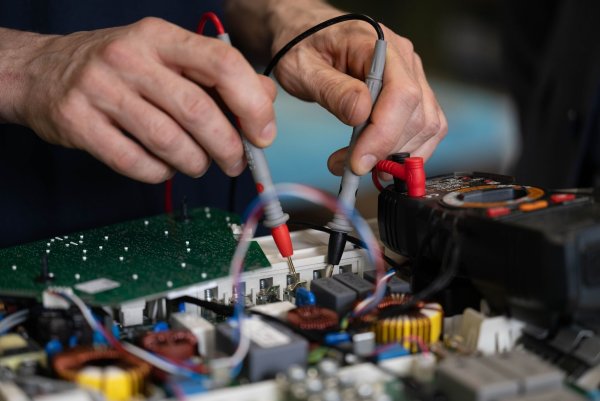 Ein Reparaturbonus soll helfen, Elektroschrott zu verringern. - © Hendrik Schmidt/dpa