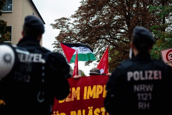 Die Polizei hatte für den Fall von Verstößen bei propalästinensischen Demos wie hier in Essen konsequentes Einschreiten angekündigt - © Fabian Strauch/dpa