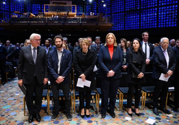 Bundespräsident Frank-Walter Steinmeier hofft auf ein Ende der Gewalt im Nahen Osten. - © Bernd von Jutrczenka/dpa Pool/dpa