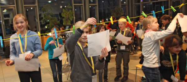 „Warum Superhelden immer Superkräfte haben": Die Fachhochschule des Mittelstandes lädt die Kinder-Uni Studenten in das Medien Centrum
Giesdorf ein. - © Vera Gerstendorf-Welle und Torben Gocke