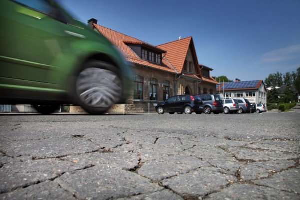 Wird ausgebaut: In der Straße Am Müllerberg rollen die Baufahrzeugean. Anwohner und Besucher müssen sich auf Behinderungen einstellen. - © Bernhard Preuss