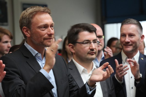 Enttäuscht: Christian Sauter (Mitte) kann sich offensichtlich nicht so recht über den Besuch von NRW-FDP-Chef Christian Lindner freuen. Rechts im Bild Christian Sauter. - © Bernhard Preuss