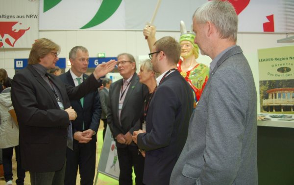 Der Hermann schaut zu: Umweltminister Johannes Remmel (Zweiter von links) im Gespräch mit Günter Weigel (links) von der Lippe Tourismus & Marketing GmbH (LTM) auf der Grünen Woche in Berlin. Ohrenzeugen sind (von rechts) Dr. Rudolf Diekmeier, Borris Ortmeier, Birgit Dabbert und August Rettig. - © Stefanie Terschüren