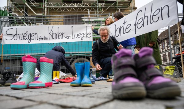 Mit der Schweigeaktion soll auf das Schicksal der missbrauchten "Kinder von Lügde" aufmerksam gemacht werden. - © Christophe Gateau/dpa